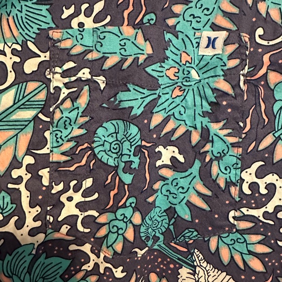 Hurley short sleeve button up - Picture 2 of 4